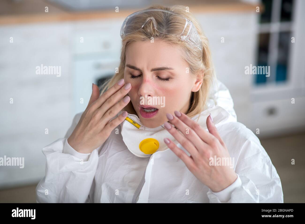Trabajador rubio de servicio en ropa de trabajo que sufre de alergia  Fotografía de stock - Alamy