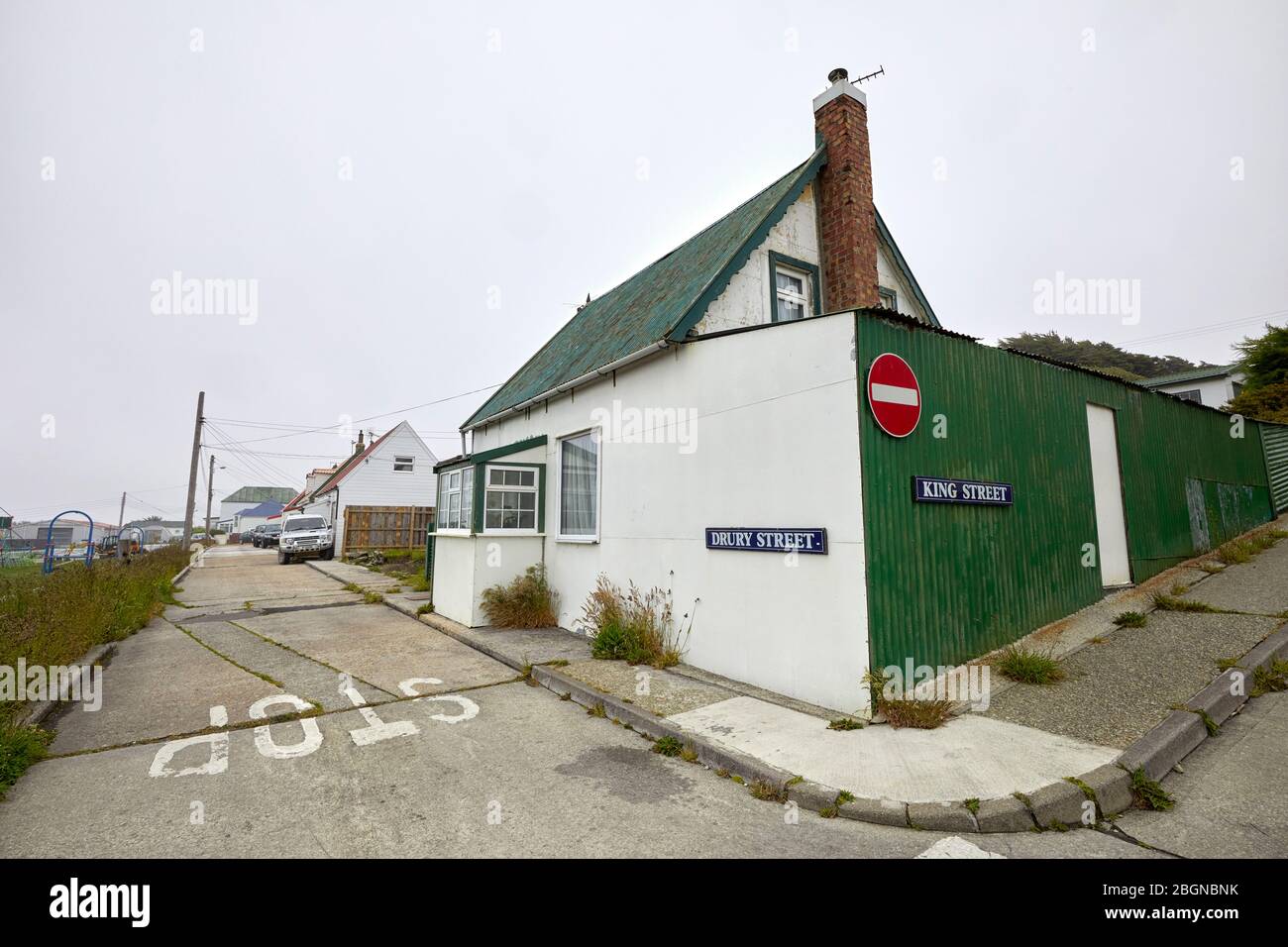 Esquina de Drury Street y King Street en Stanley, Islas Malvinas, Falklands Foto de stock