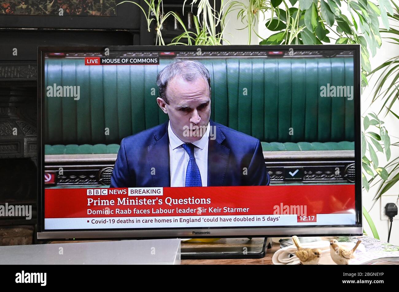 Dominic Raab, primer Ministro "de la "ciudad", respondiendo a las preguntas sobre las pruebas de Covid del nuevo líder del Partido Laborista Sir Keir Starmer en las PMQs. Foto de stock