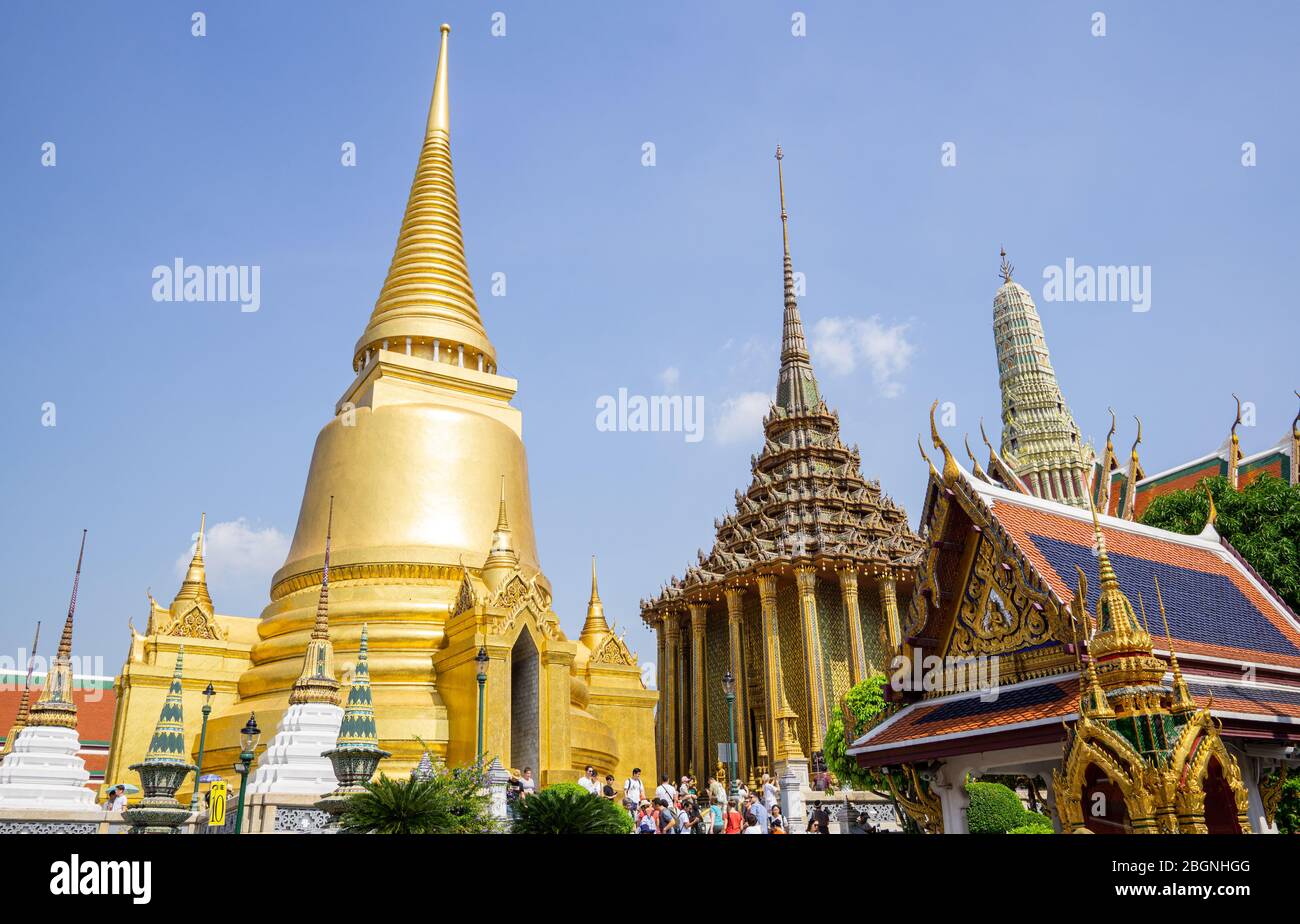 Bangkok, Tailandia - 24 de diciembre de 2018: El templo del Buda Esmeralda fue construido en 1782, es el templo budista más sagrado de Tailandia, también un reli potente Foto de stock