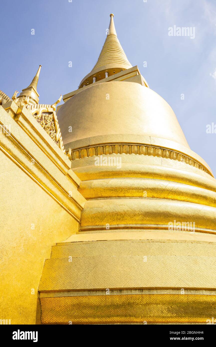 Templo del Buda Esmeralda fue construido en 1782, es el templo budista más sagrado de Tailandia, también un potente símbolo religioso-político y el amigo Foto de stock