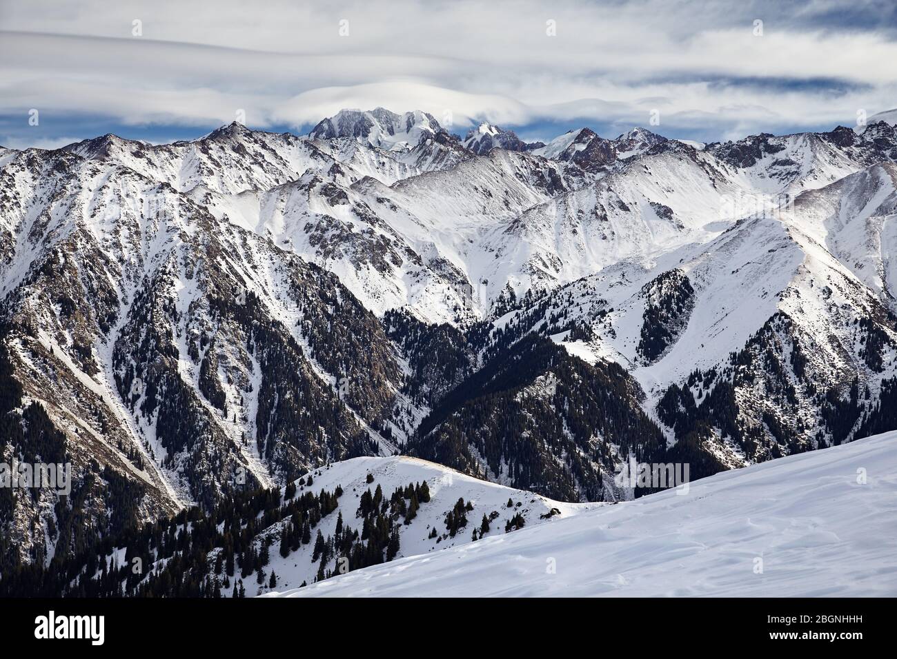 Altas montañas con nieve y pico Talgar en el norte de Tien Shan, Kazajstán Foto de stock