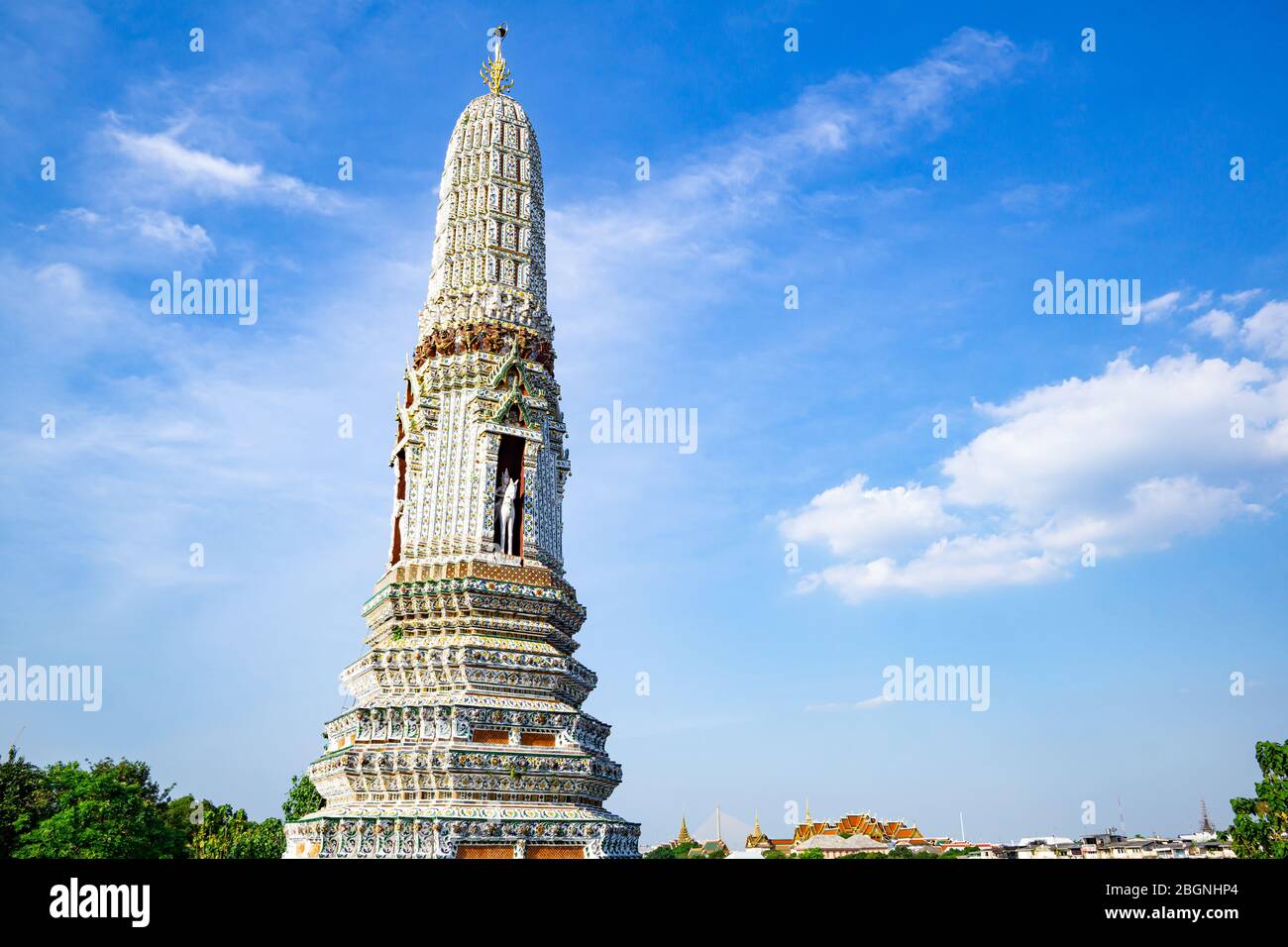 El templo de Arun fue concebido por King en 1768, es un hito muy conocido en Tailandia. Este templo budista está abierto al público, millones de turistas vienen Foto de stock