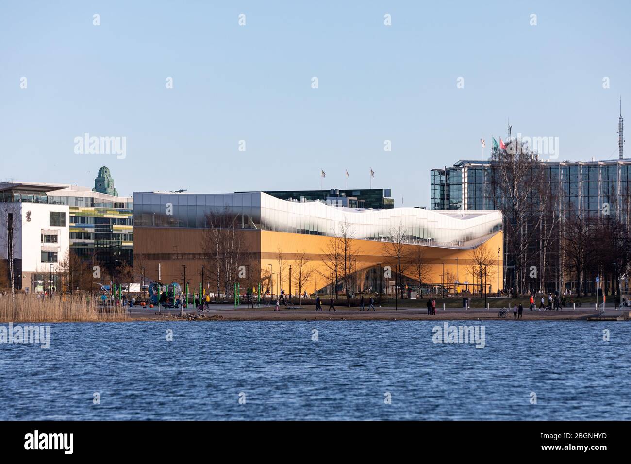 Arquitectura nórdica moderna de la Biblioteca Oodi vista sobre la Bahía de Töölönlahti en Helsinki, Finlandia Foto de stock