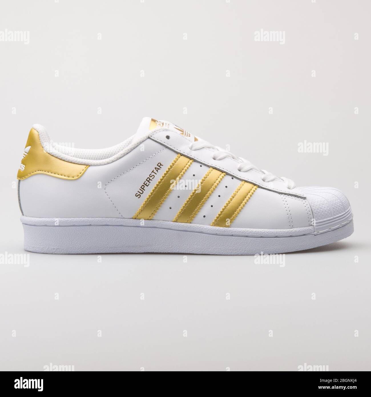 White adidas superstar trainers fotografías e imágenes de alta resolución -  Alamy