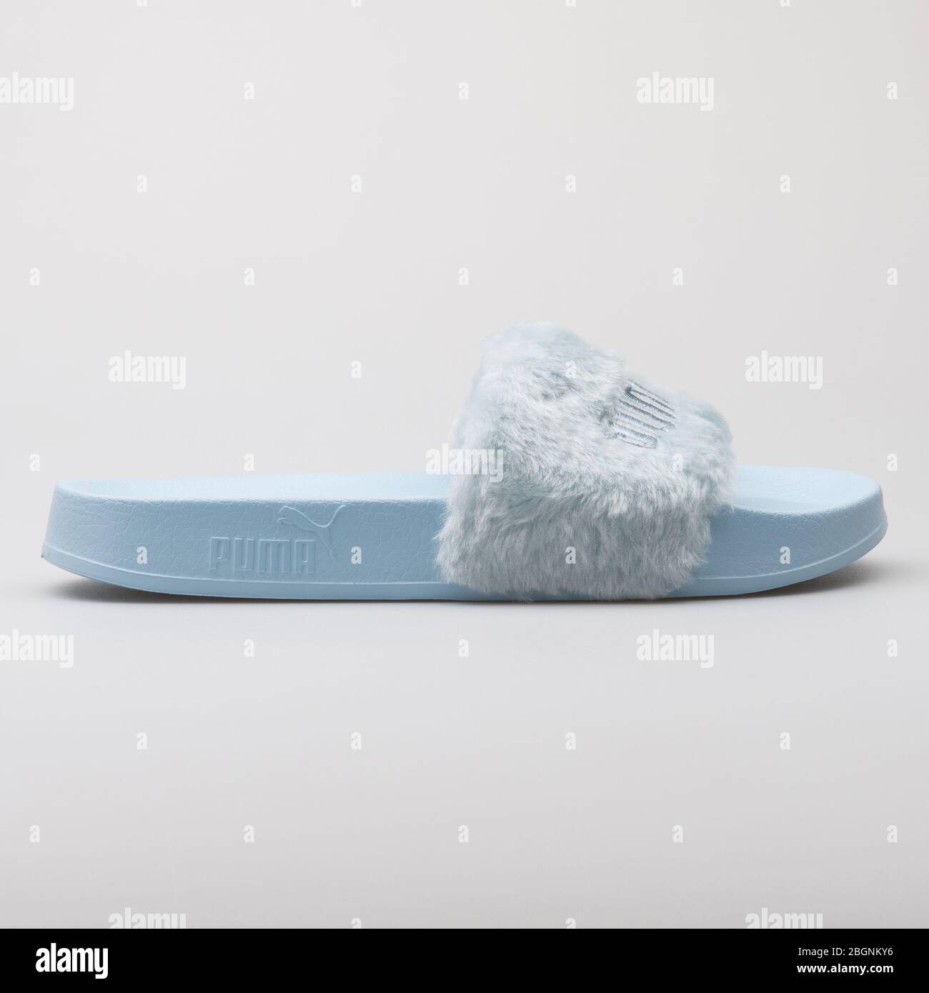 Negar Nebu brillo VIENA, AUSTRIA - 15 DE AGOSTO de 2017: Puma Fur Slide sandalias azules  sobre fondo blanco Fotografía de stock - Alamy