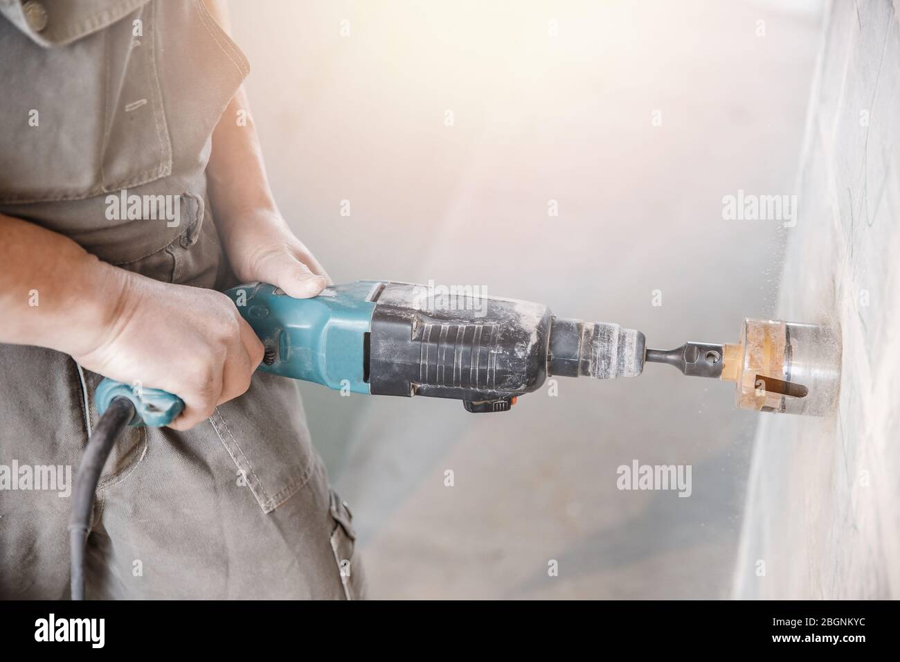 Taladro percutor neumático de trabajador de construcción en pared de  ladrillo de hormigón con corona de diamante para cable eléctrico, toma,  interruptor Fotografía de stock - Alamy