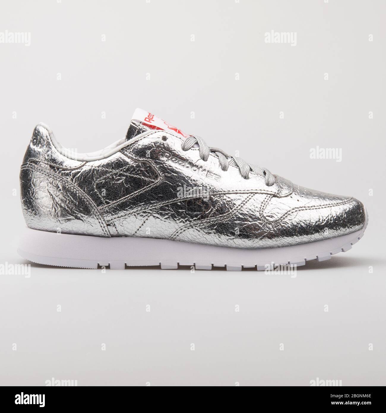 VIENA, AUSTRIA - 6 DE AGOSTO de 2017: Reebok Classic Leather HD sneakers de  plata sobre fondo blanco Fotografía de stock - Alamy