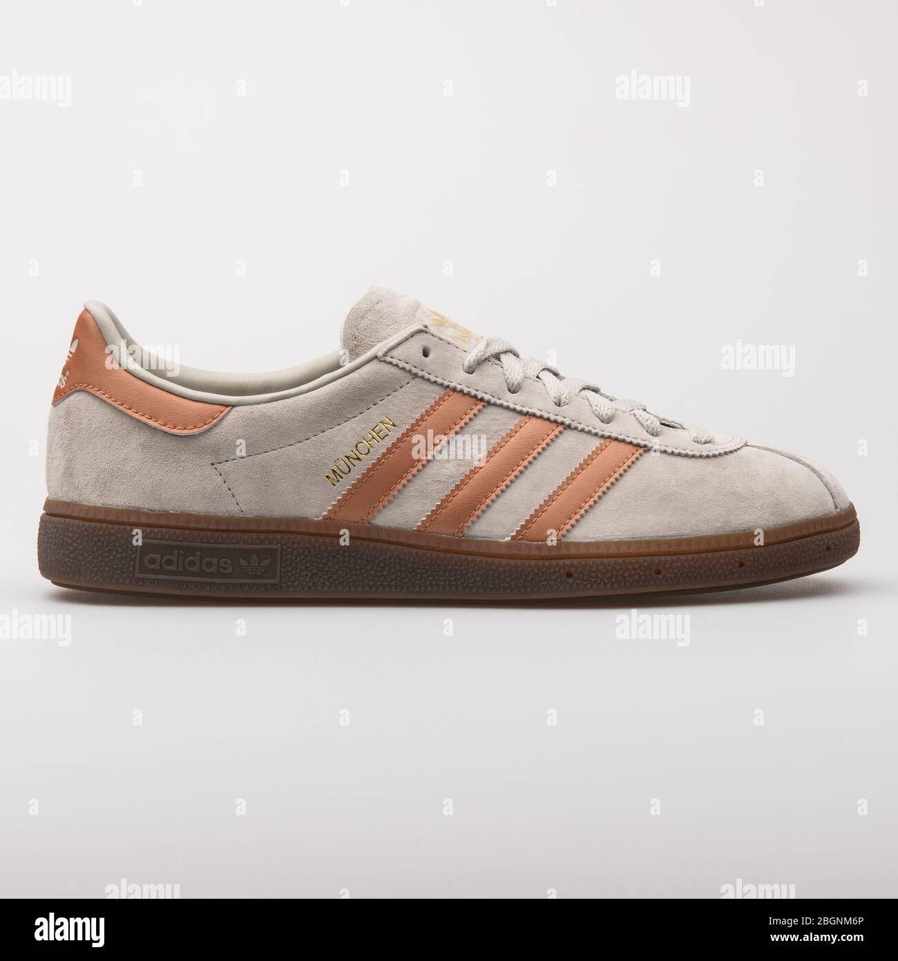 Viena, Austria - Agosto 7, 2017: Adidas Superstar puntera metálica de  zapatillas blancas sobre fondo blanco Fotografía de stock - Alamy