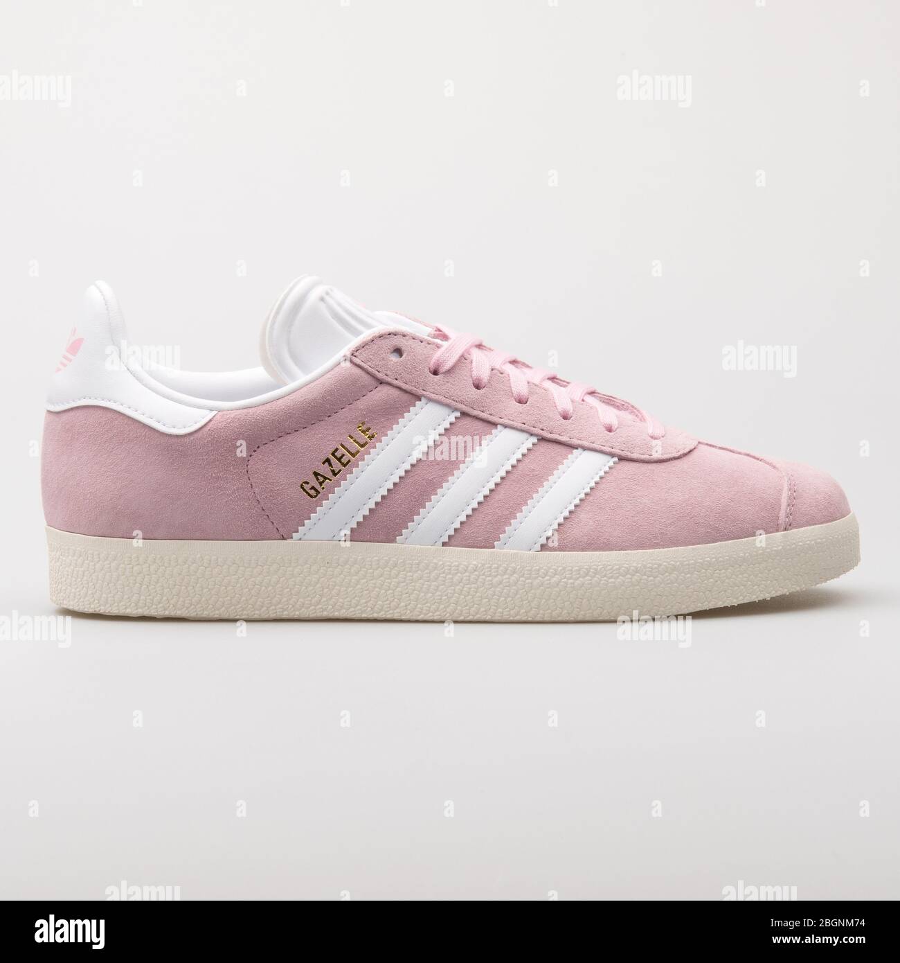 VIENA, AUSTRIA - 6 DE AGOSTO de 2017: Sneakers adidas Gazelle de color rosa  y blanco sobre fondo blanco Fotografía de stock - Alamy