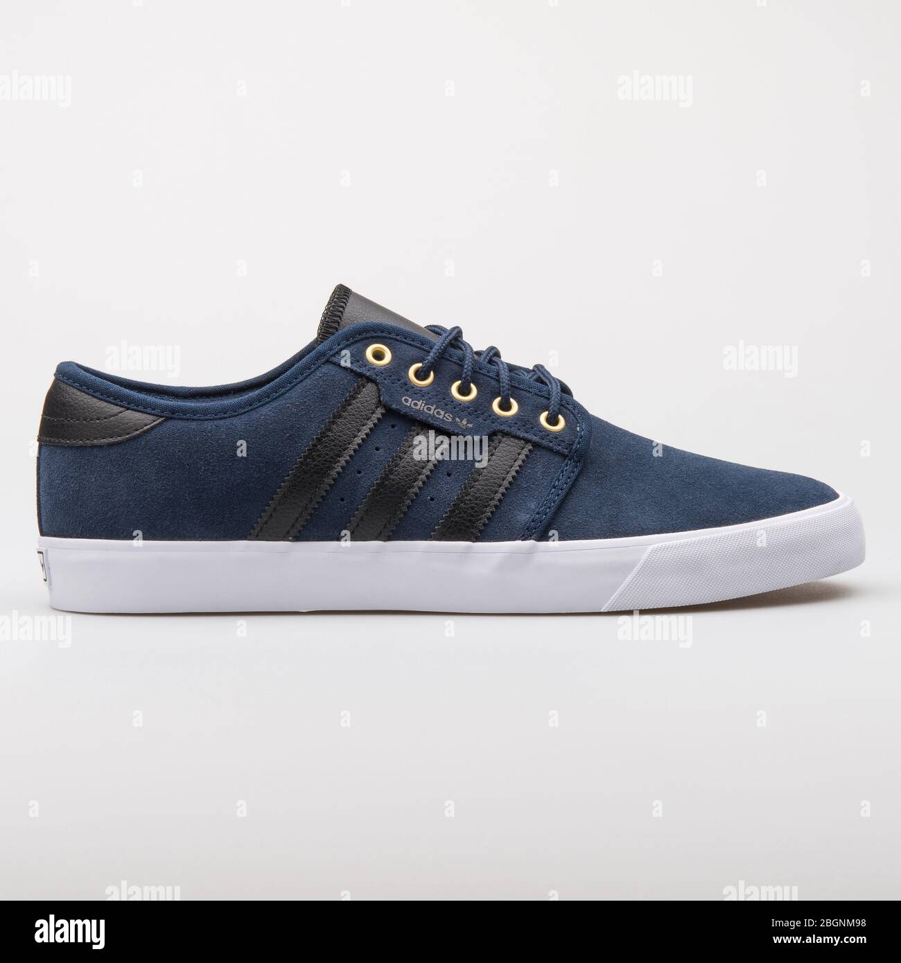 Adidas shoes blue and black fotografías e imágenes alta resolución Página 2 -