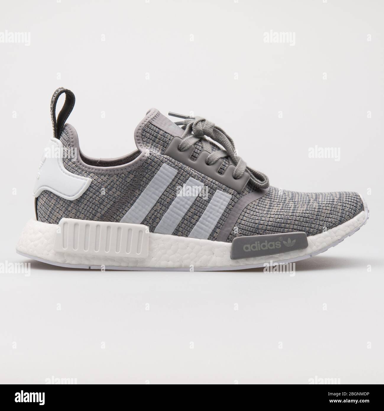 VIENA, AUSTRIA - 14 DE AGOSTO de 2017: Sneakers adidas NMD R1 gris sobre  fondo blanco Fotografía de stock - Alamy