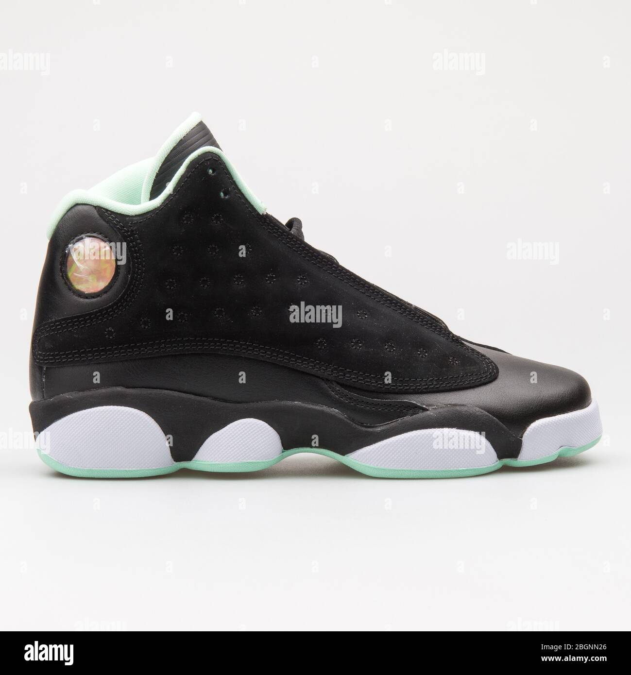 empleo desesperación vistazo VIENA, AUSTRIA - 14 DE AGOSTO de 2017: Nike Air Jordan Retro 13 sneakers en  blanco, negro y verde sobre fondo blanco Fotografía de stock - Alamy