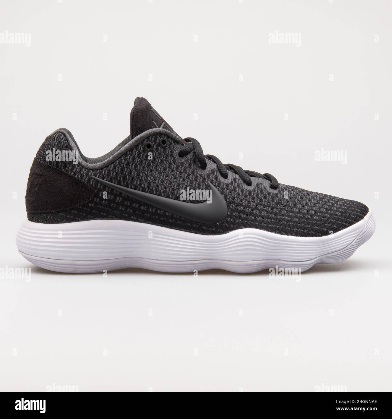 VIENA, AUSTRIA - 16 DE AGOSTO de 2017: Nike Hyperdunk 2017 Zapatillas bajas  en blanco y negro sobre fondo blanco Fotografía de stock - Alamy