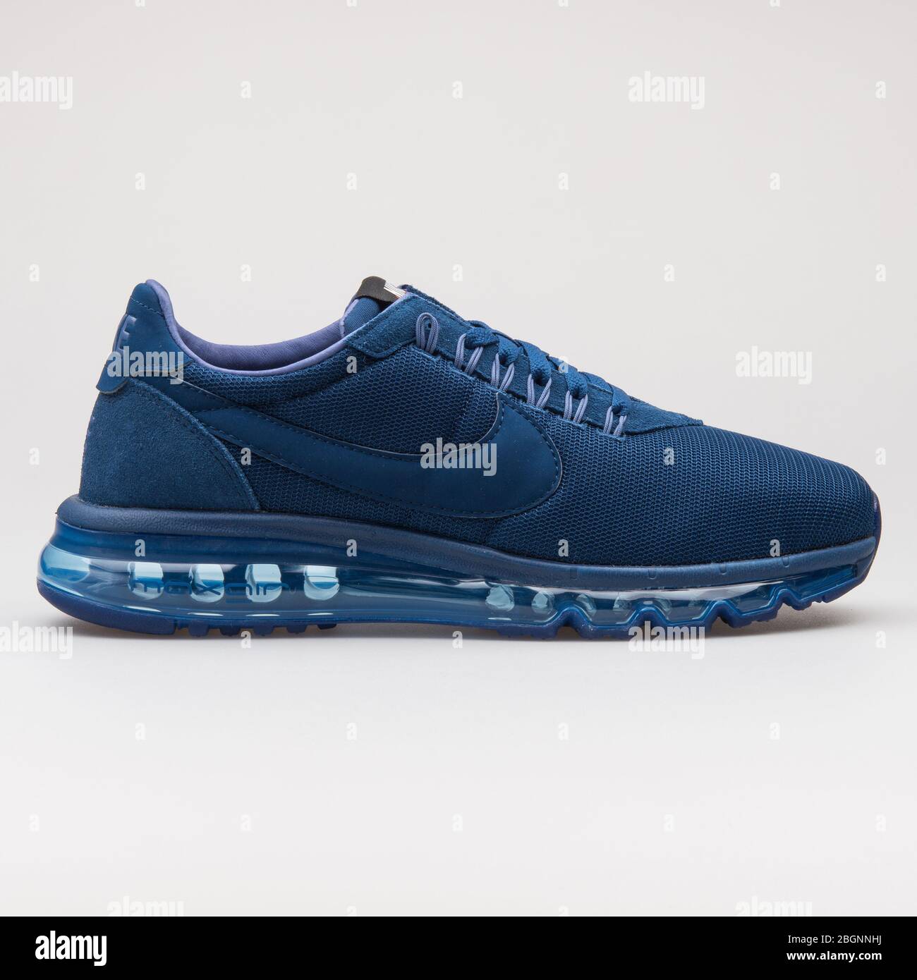 Cargado Muscular Petición VIENA, AUSTRIA - 16 DE AGOSTO de 2017: Nike Air Max LD Zero sneakers de  color azul oscuro sobre fondo blanco Fotografía de stock - Alamy