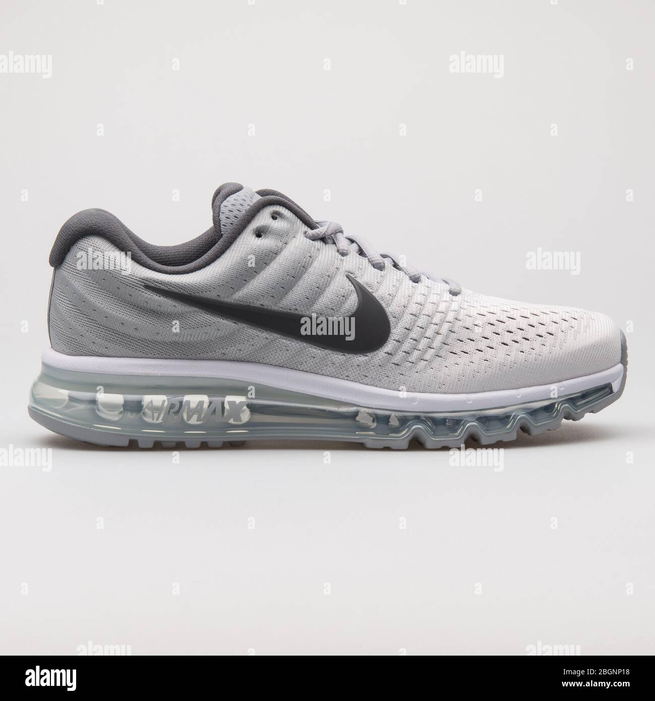 VIENA, AUSTRIA - 22 DE AGOSTO de 2017: Nike Air Max 2017 blanco y gris  oscuro sobre fondo blanco Fotografía de stock - Alamy