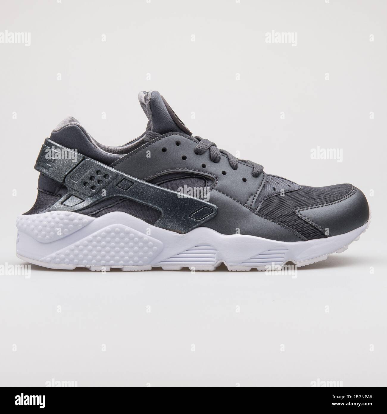 VIENA, AUSTRIA - 22 DE AGOSTO de 2017: Nike Air Huarache Run Premium  Zapatillas metalizadas y grises oscuras sobre fondo blanco Fotografía de  stock - Alamy