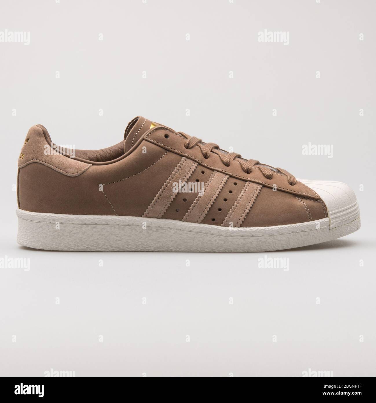 Habitual Banzai Pequeño VIENA, AUSTRIA - 22 DE AGOSTO de 2017: Adidas Superstar marrón y caqui  sneaker sobre fondo blanco Fotografía de stock - Alamy