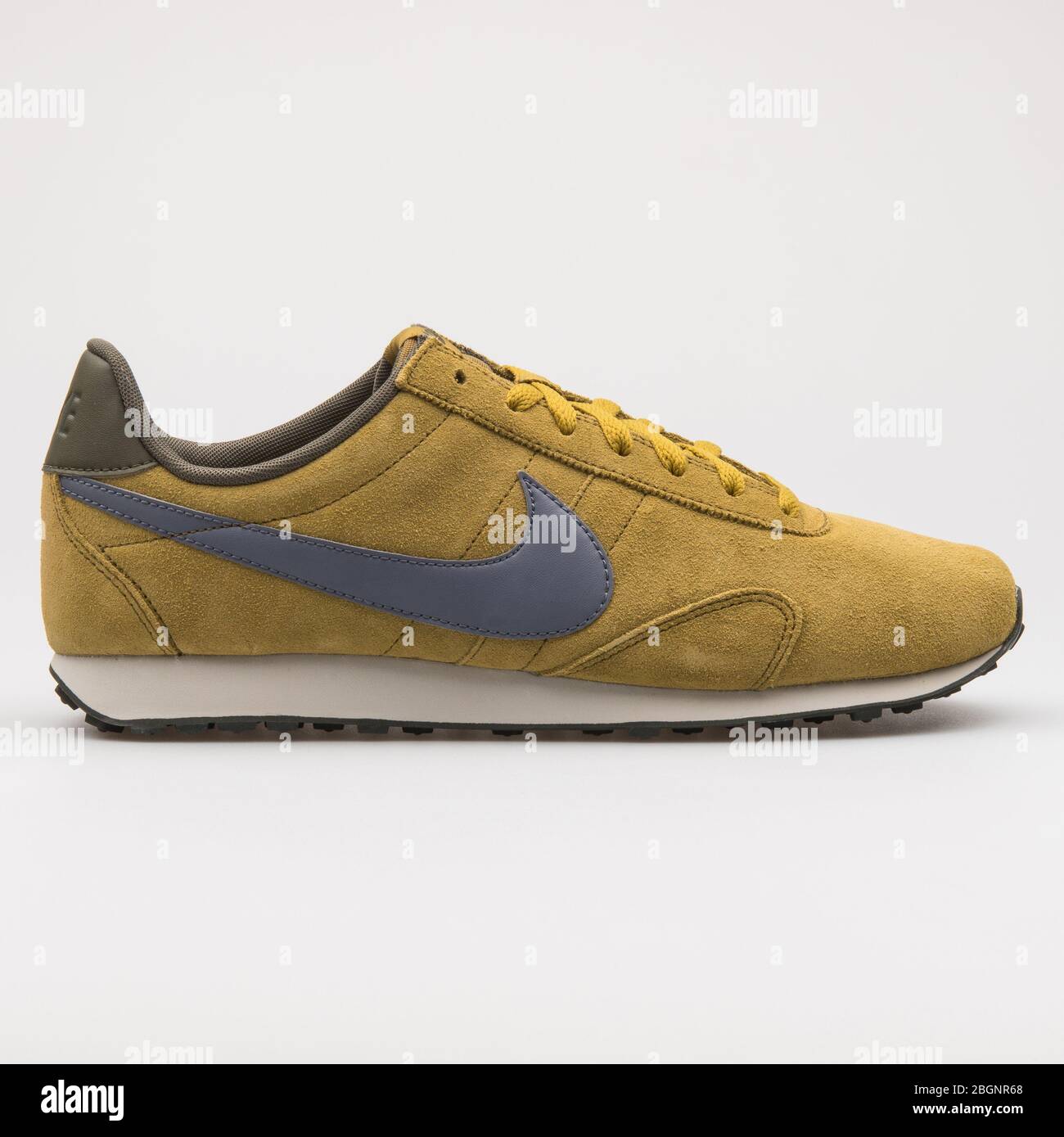 VIENA, AUSTRIA - 22 DE AGOSTO de 2017: Nike Premium Montreal 17 Zapatillas  de piel amarillas sobre fondo blanco Fotografía de stock - Alamy