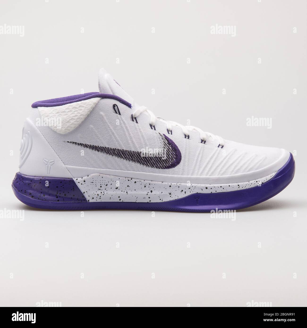 VIENA, AUSTRIA - 22 DE AGOSTO de 2017: Nike Kobe AD blanca y púrpura  sneakers sobre fondo blanco Fotografía de stock - Alamy