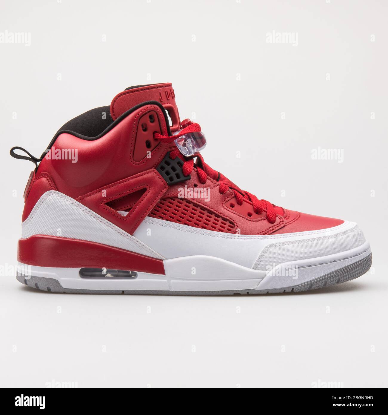 VIENA, AUSTRIA - 24 DE AGOSTO de 2017: Nike Jordan Spizike sneakers rojas, blancas y negras fondo blanco Fotografía stock - Alamy