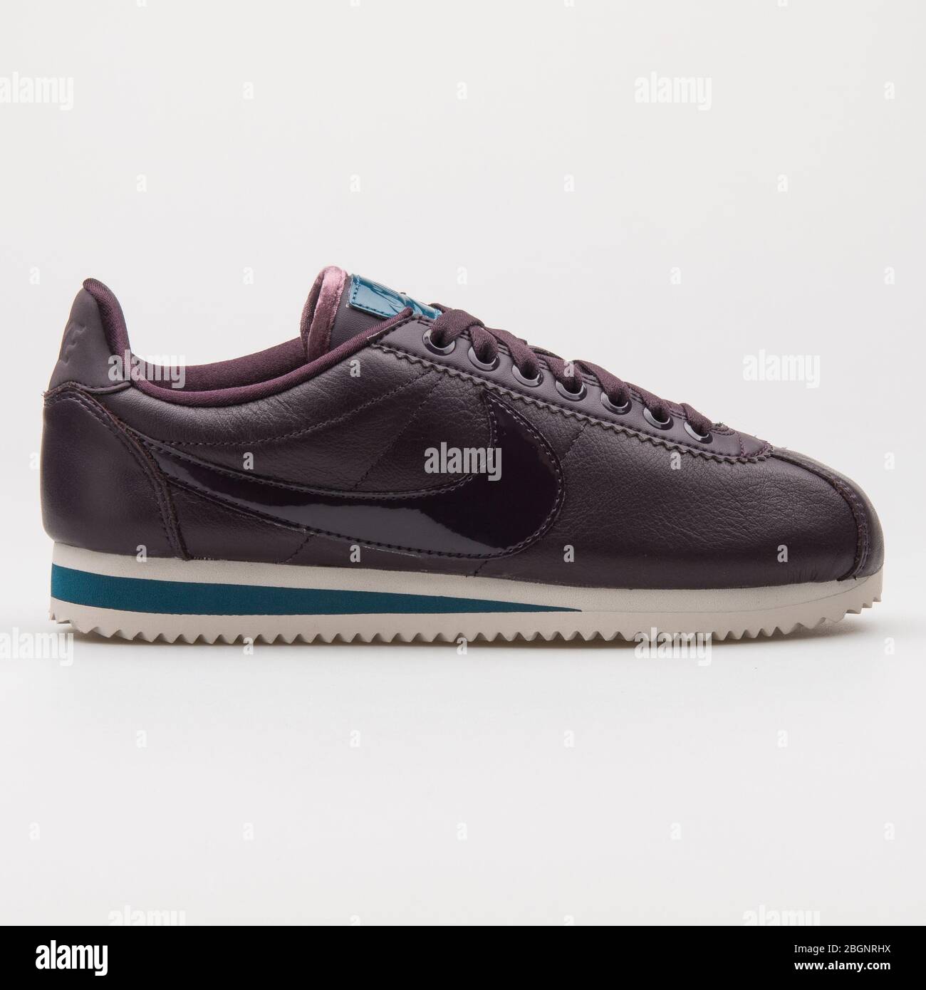 basura Tío o señor campo VIENA, AUSTRIA - 24 DE AGOSTO de 2017: Nike Classic Cortez gamuza Premium  borgoña sneakers sobre fondo blanco Fotografía de stock - Alamy