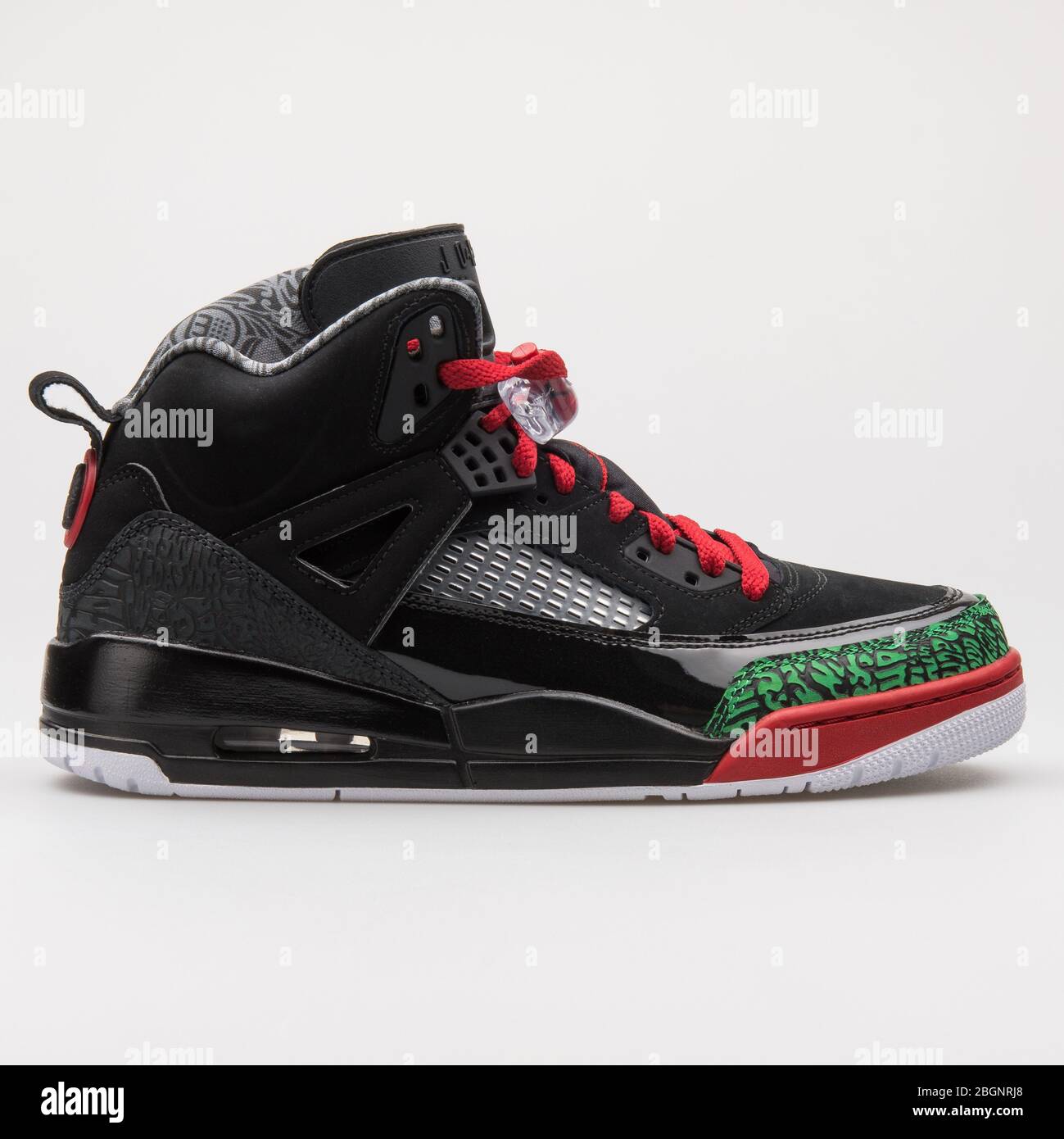 AUSTRIA - 24 DE AGOSTO de Nike Air Jordan Spizike sneakers en negro, verde y rojo sobre fondo blanco Fotografía de - Alamy