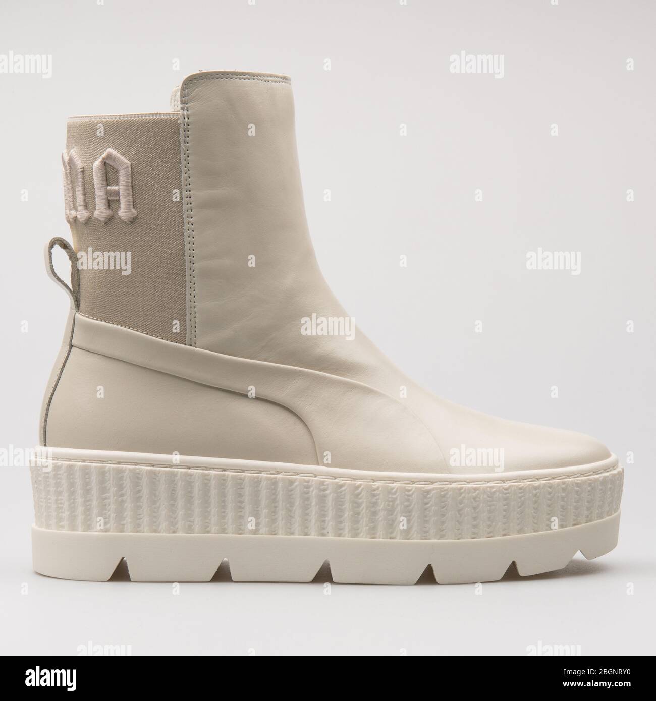botas blancas puma