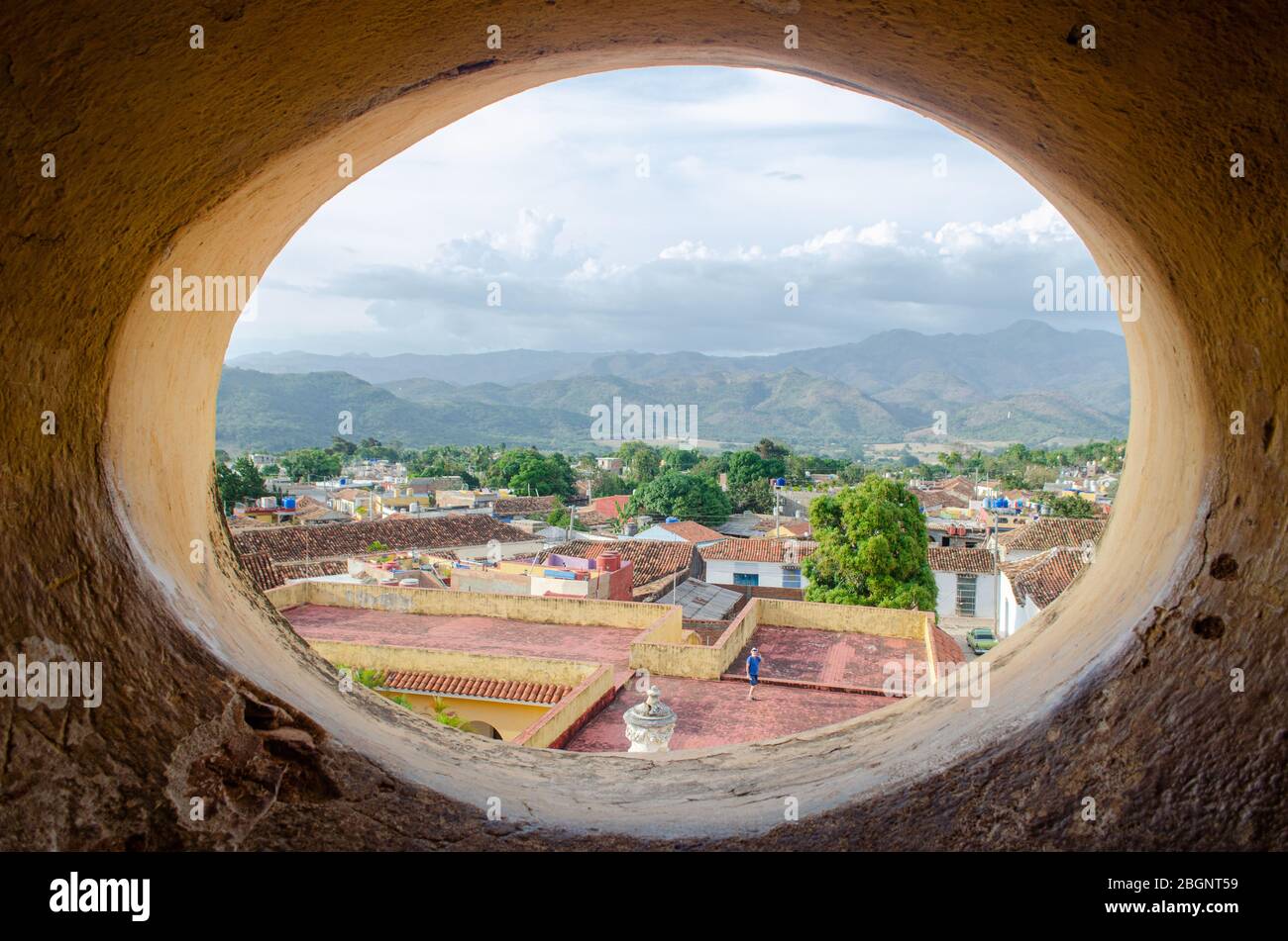 Vista del paisaje de Trinidad y las montañas Escambray vista desde la cima del campanario en el 'Museo Nacional de la lucha contra Bandidos'. Foto de stock