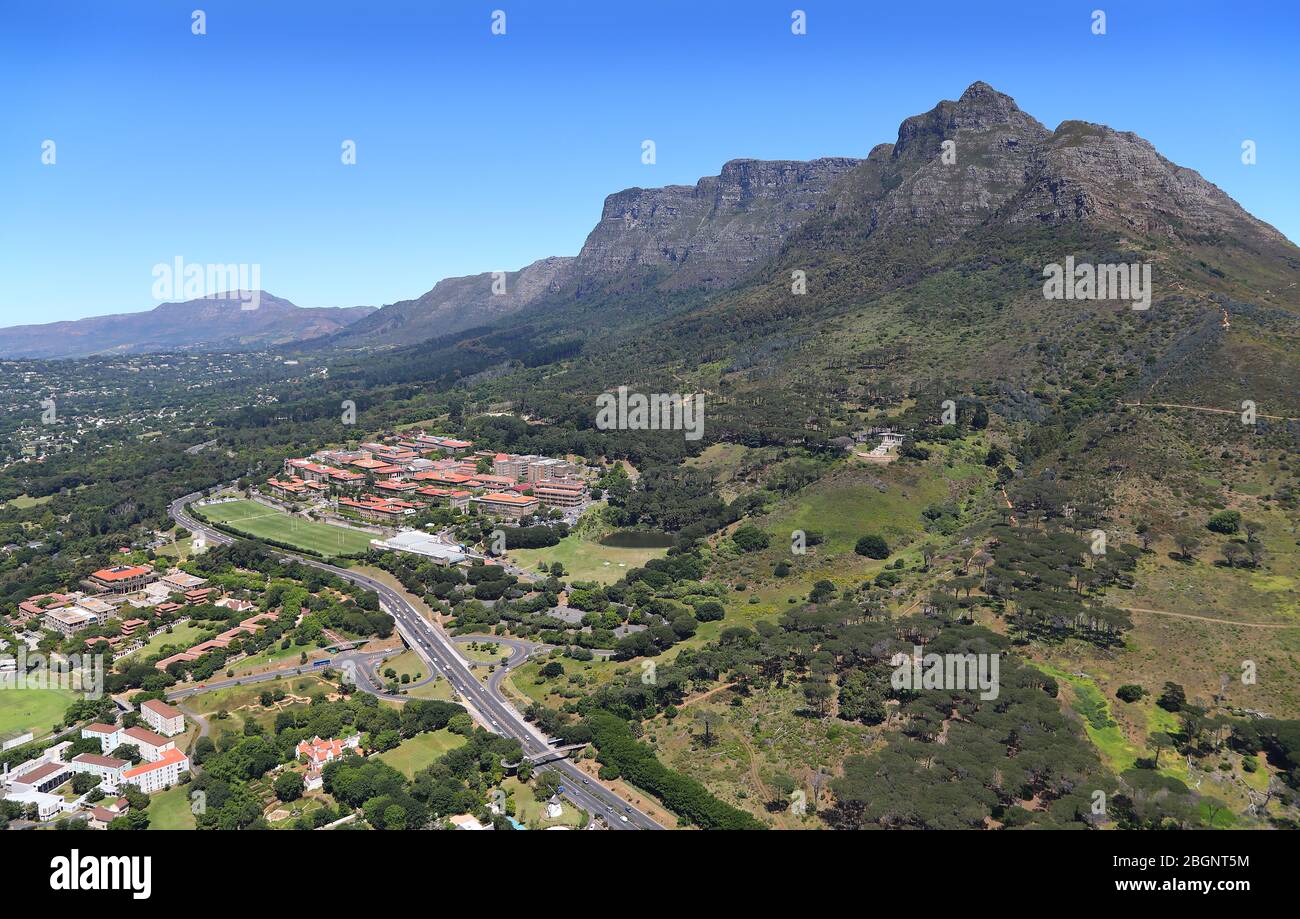 Foto aérea de la Universidad de Ciudad del Cabo y residencias con la Montaña de la Mesa al fondo Foto de stock