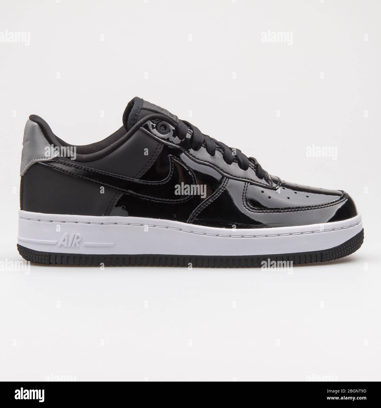 Black nike running shoe sole fotografías e imágenes de alta resolución -  Página 5 - Alamy