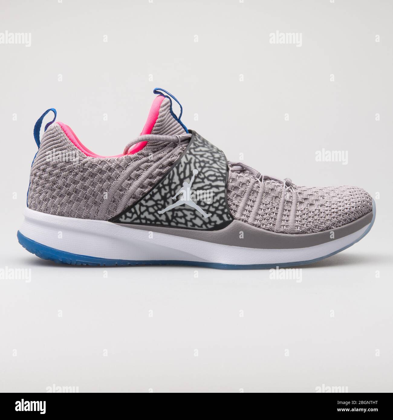 Deudor Espíritu consumidor VIENA, AUSTRIA - 29 DE AGOSTO de 2017: Nike Air Jordan Trainer 2 Flyknit  sneakers en color gris, rosa y azul sobre fondo blanco Fotografía de stock  - Alamy