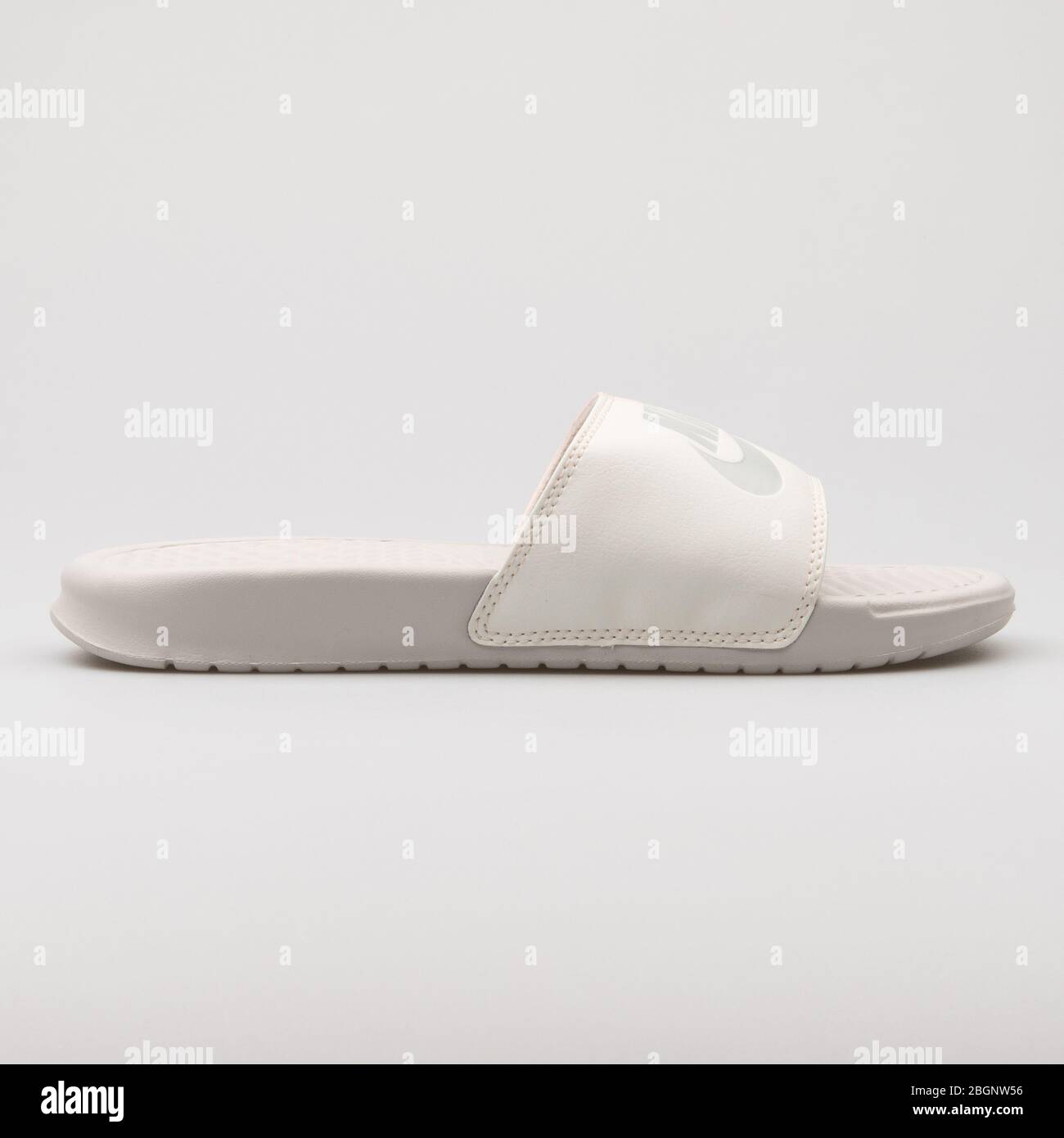 VIENA, AUSTRIA DE AGOSTO de 2017: Sandalias blancas de Nike sobre fondo blanco Fotografía de stock - Alamy