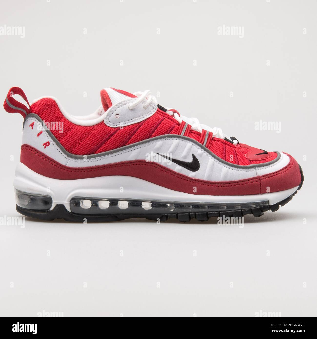 VIENA, AUSTRIA - 29 DE AGOSTO de 2017: Nike Air Max OG 98 Gundam University  sneakers rojas y blancas sobre fondo blanco Fotografía de stock - Alamy