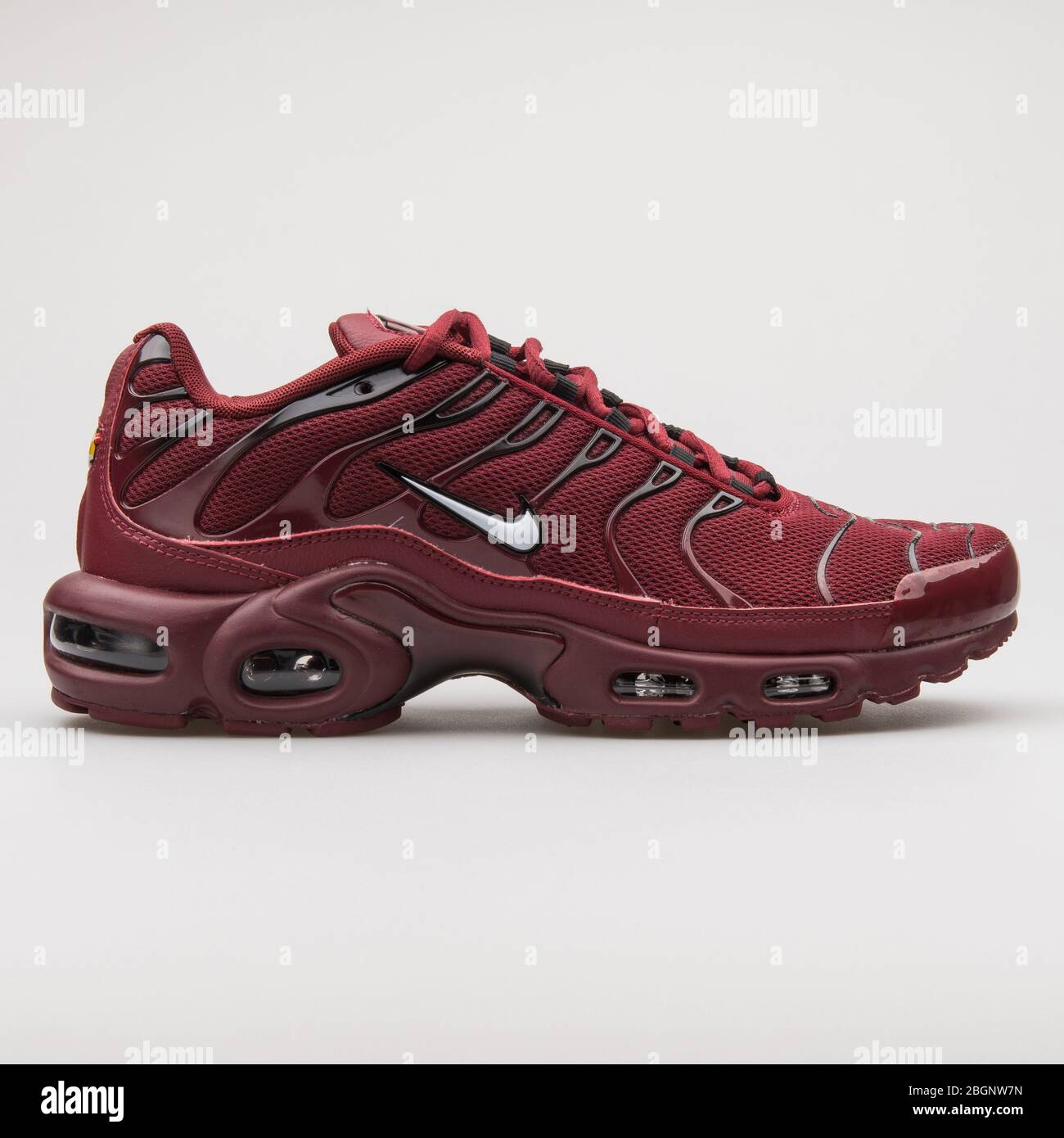 VIENA, AUSTRIA - 29 DE AGOSTO de 2017: Nike Air Max Plus sneakers de color  rojo oscuro sobre fondo blanco Fotografía de stock - Alamy