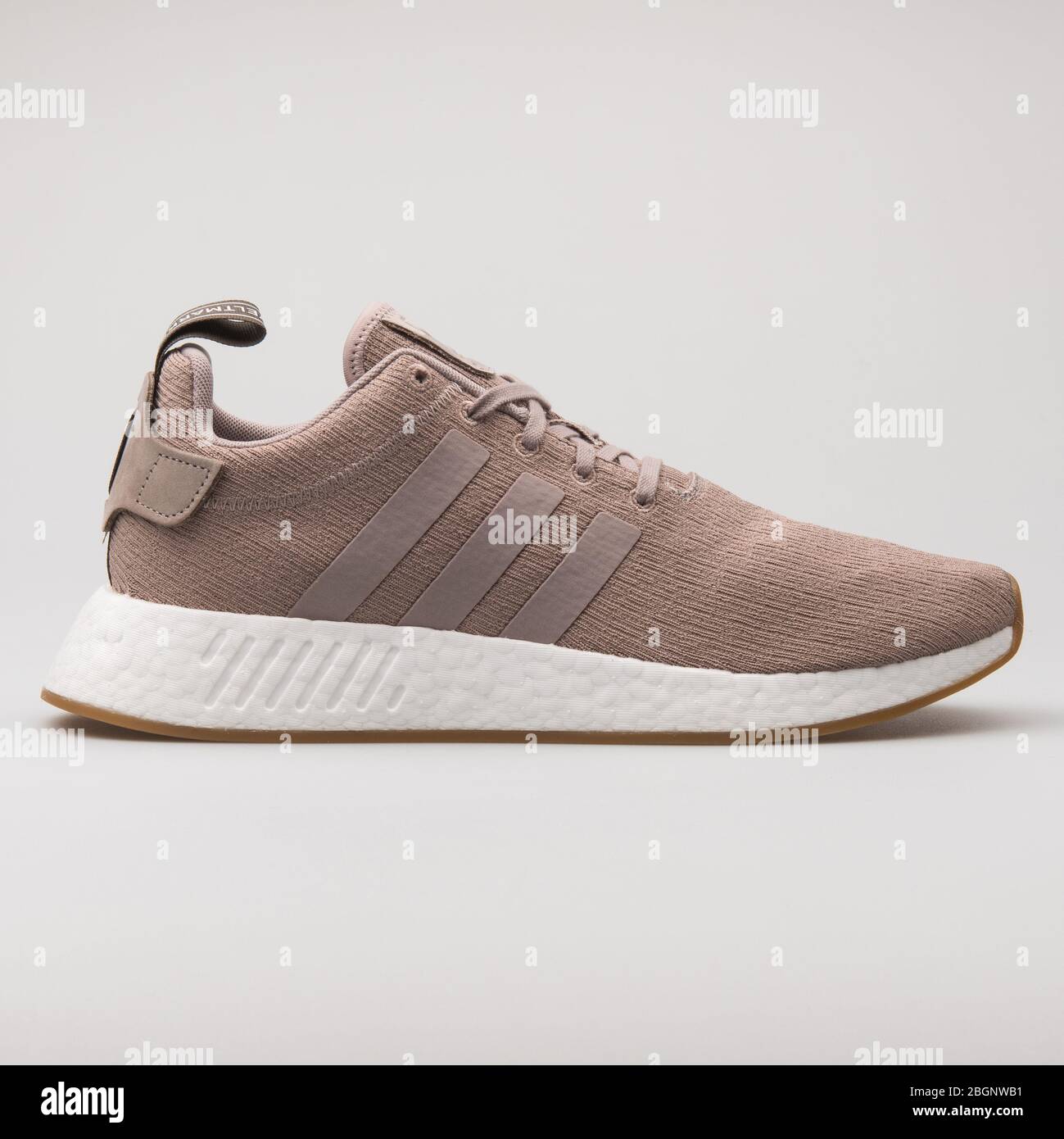 VIENA, AUSTRIA - 29 DE AGOSTO de 2017: Adidas NMD R2 vapor gris sneaker  sobre fondo blanco Fotografía de stock - Alamy