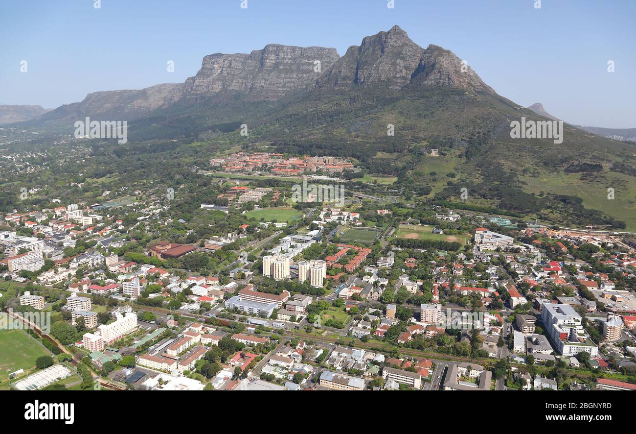Foto aérea de la Universidad de Ciudad del Cabo y residencias con la Montaña de la Mesa al fondo Foto de stock