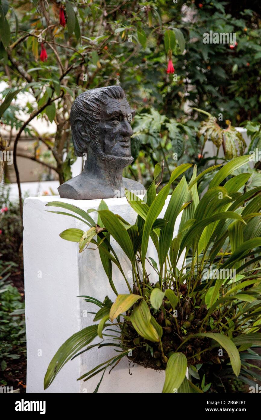 Leopoldo Richter (1896-1984), famoso artista alemán y entomólogo, escultura de busto en su jardín de la casa en Bogotá, Colombia, Sudamérica. Foto de stock