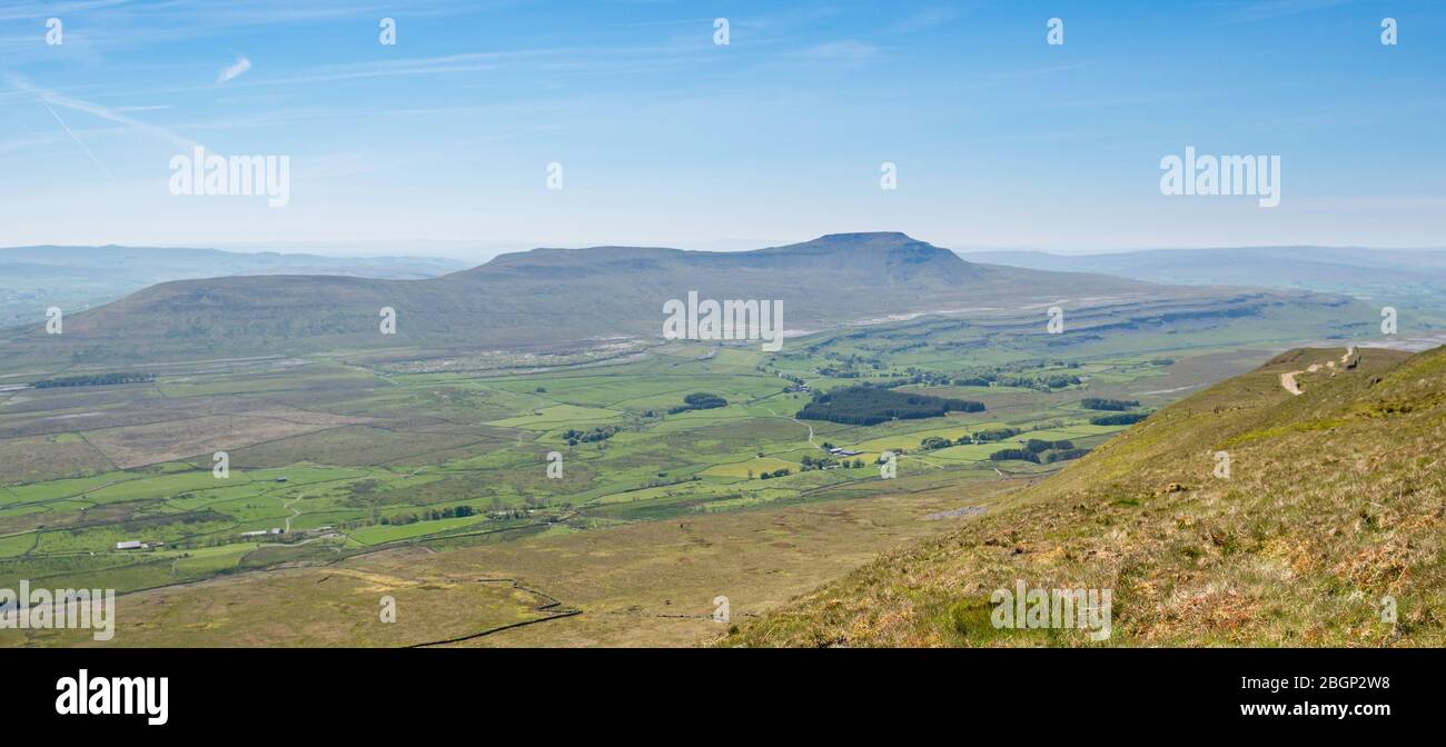 Vista panorámica de Ingleborough, uno de los tres Picos de Yorkshire visto desde la cumbre de Whernside Foto de stock