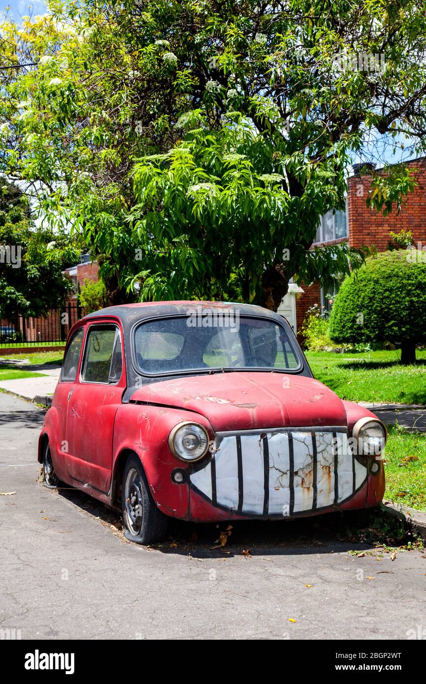 Viejo divertido, feo personalizado rojo abandonar Fiat 500 ? En una calle, Bogotá, Colombia, Sudamérica. Foto de stock