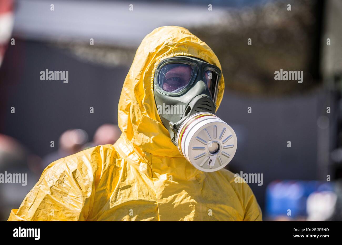 Retrato Soldado Armado Vestido Con Ropa Protectora Camuflaje Máscara Gas:  fotografía de stock © fxquadro #574397946