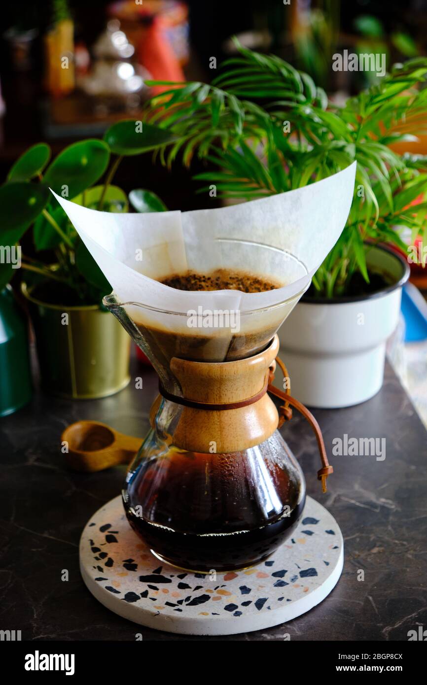 Método de preparación del café con filtro Chemex. Preparación del café en  casa. Concepto para baristas caseros Fotografía de stock - Alamy