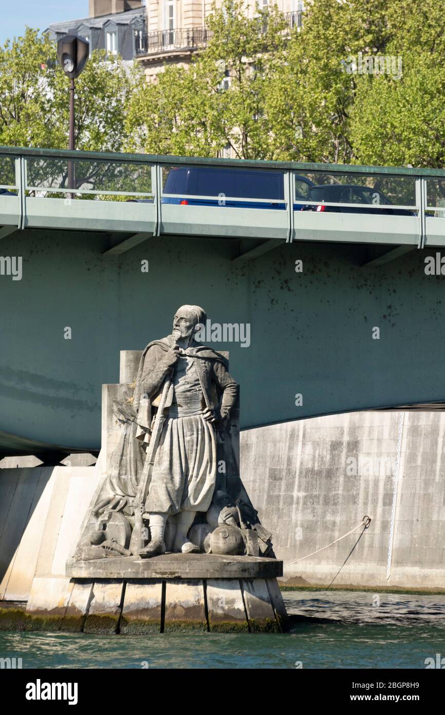 La estatua del soldado Zouave del Pont de l'Alma (Puente Alma) en París, Francia. Foto de stock