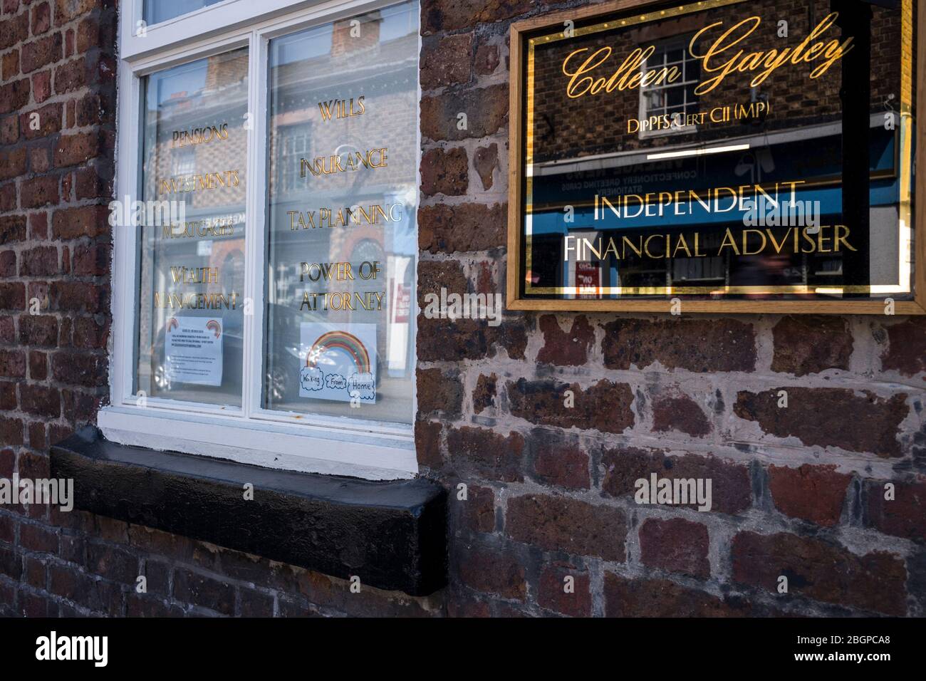 Merseyside, Liverpool, Woolton 22 Abril 2020 Covid-19 Coronavirus Gracias NHS y los trabajadores clave afiches, pinturas y dibujos en las ventanas de las casas en la cuarta semana de cierre. Crédito: Rena Pearl/Alamy Live News Foto de stock