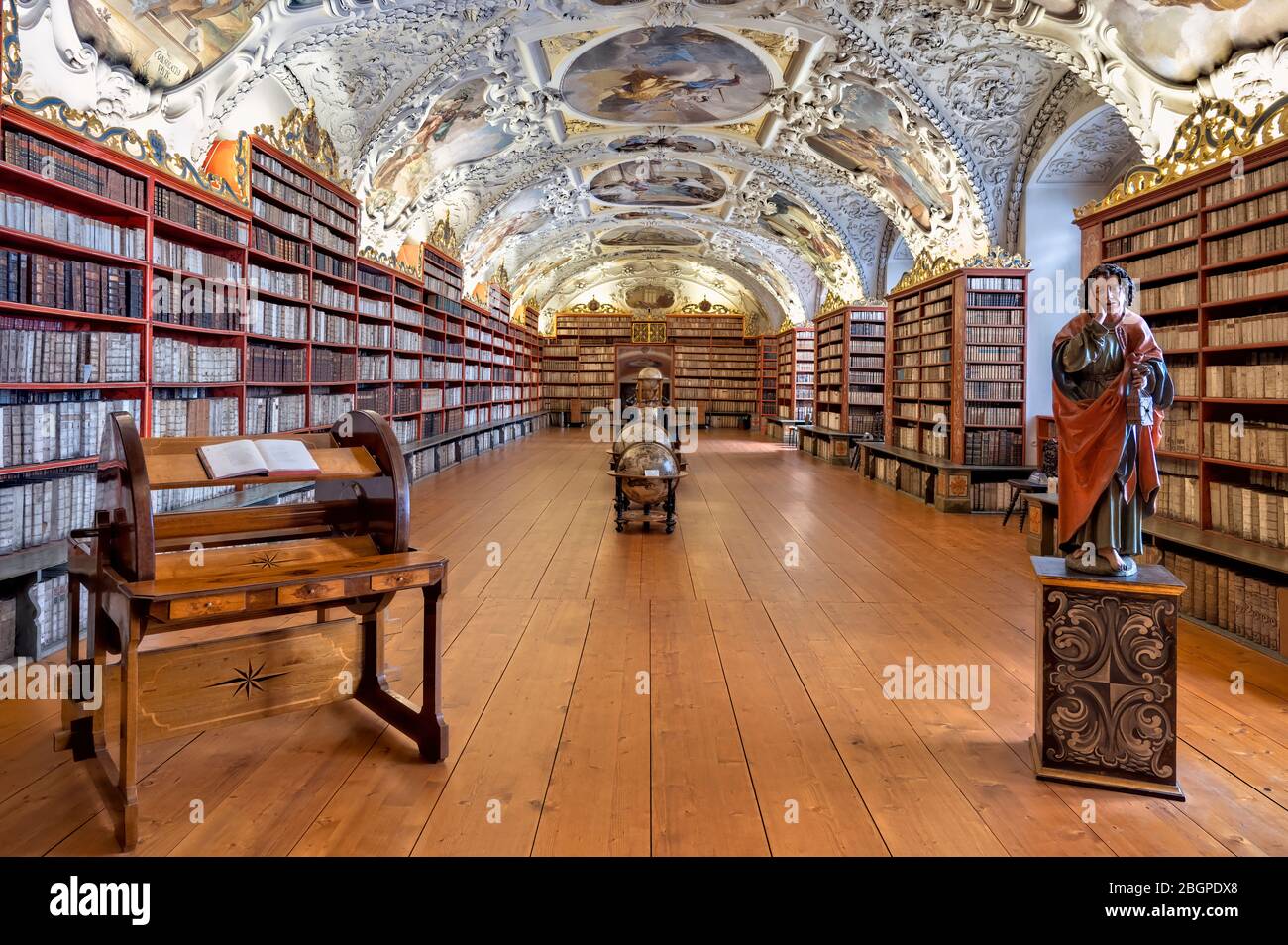 Praga República Checa. La biblioteca dentro del monasterio de Strahov Foto de stock