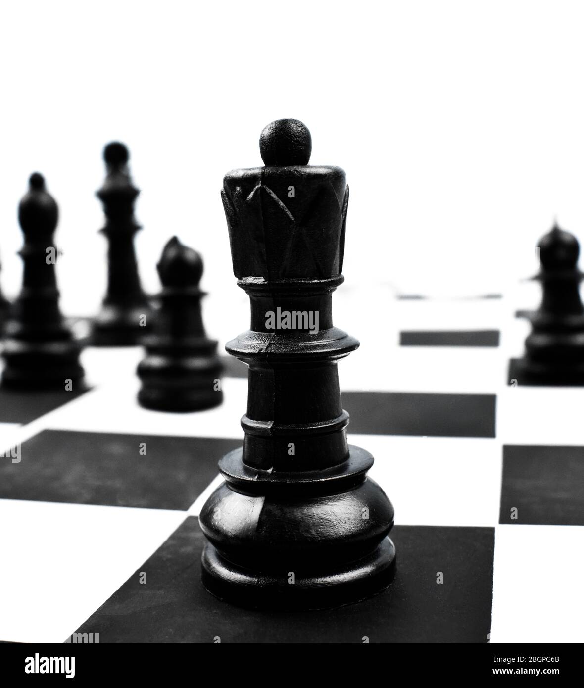 Lado negro de un tablero de ajedrez con la reina negra y otros peones  diferentes en el marco Fotografía de stock - Alamy