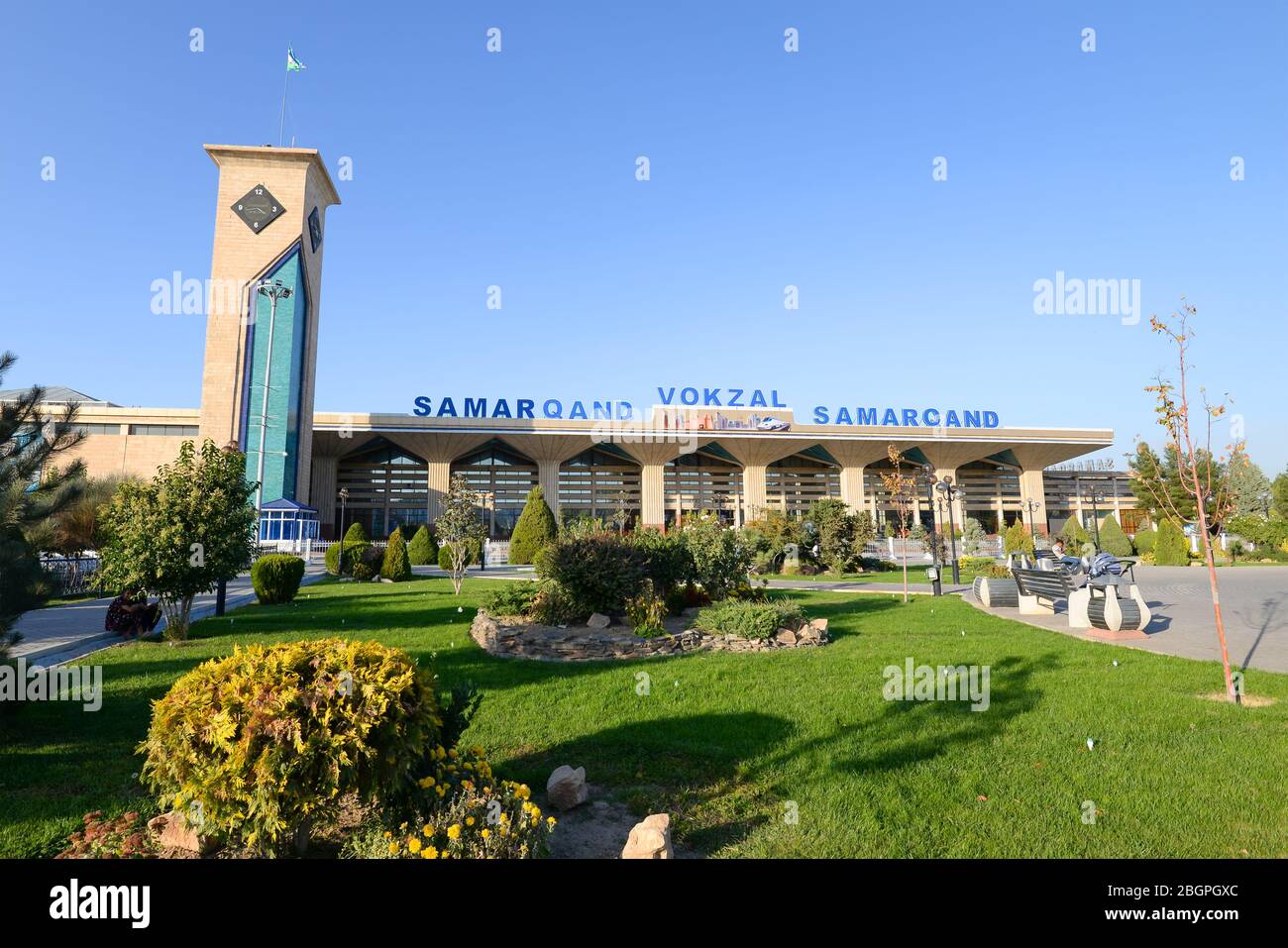 Vista exterior de la estación de tren de Samarkand. Estación de tren utilizada por el tren de alta velocidad Afrosiab, diariamente a Tashkent y Bujara con turistas y uzbekos. Foto de stock