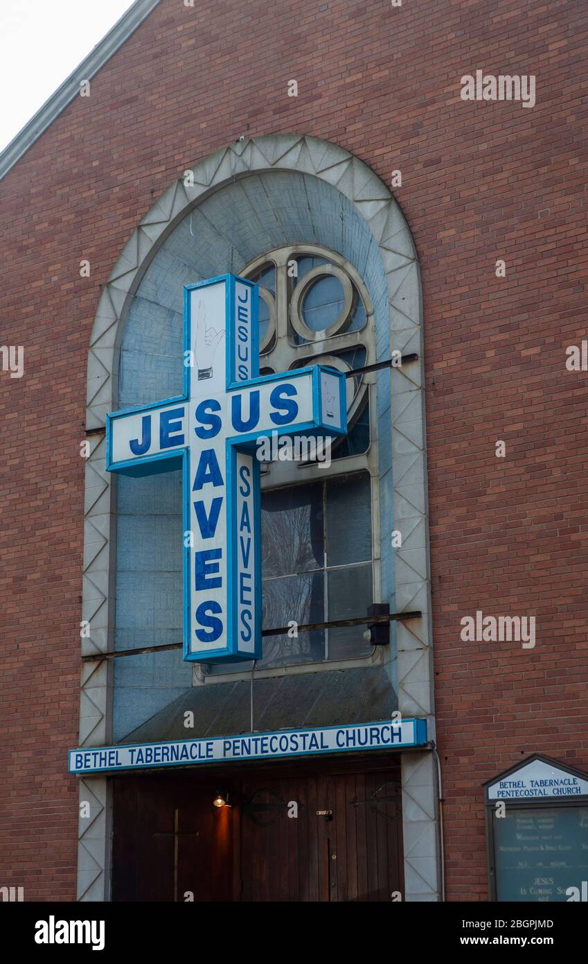 Jesús salva en un crucifijo fuera del pentecostal del Tabernáculo Bethel  Iglesia en New en Bedford Massachusetts Fotografía de stock - Alamy