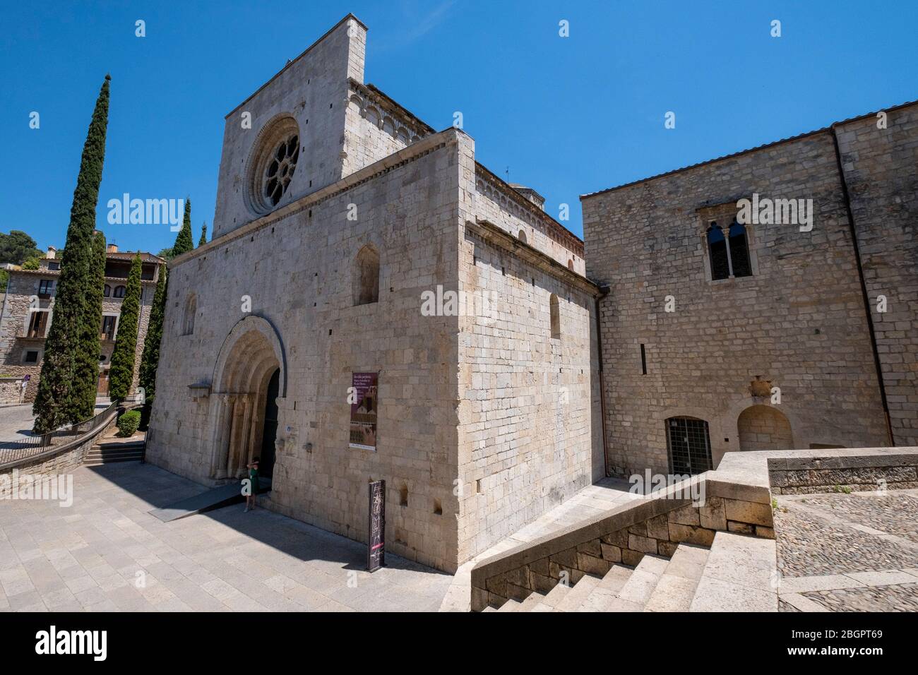 Museo Arqueológico en el monasterio románico benedictino Monestir de Sant Pere Galligants en Girona, Cataluña, España, Europa Foto de stock