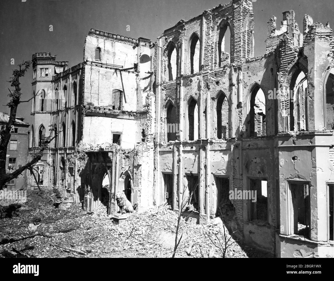 Los edificios europeos naufragaron y fueron destruidos por bombardeos y/o  bombardeos de artillería durante la Segunda Guerra Mundial Este había sido  una vez un edificio elegante y lujoso con un león de